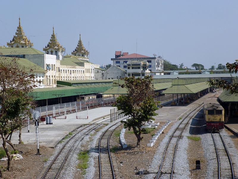 Burma III-015-Seib-2014.jpg - Central Railway Station Yangon (Photo by Roland Seib)